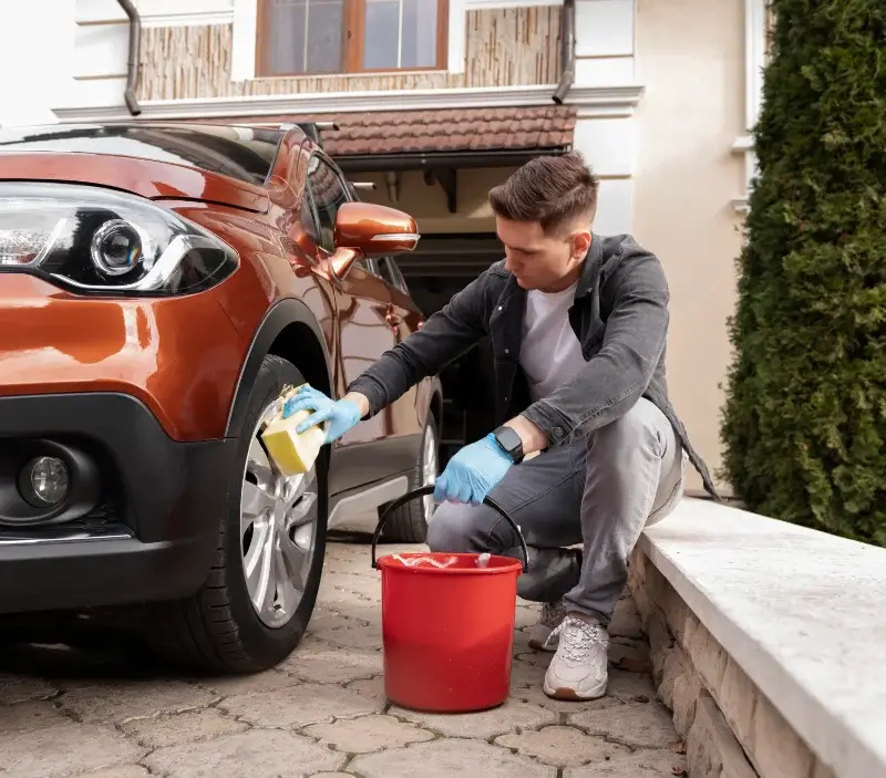 Lavage auto à domicile Ayen : professionnel intervenant sur un véhicule